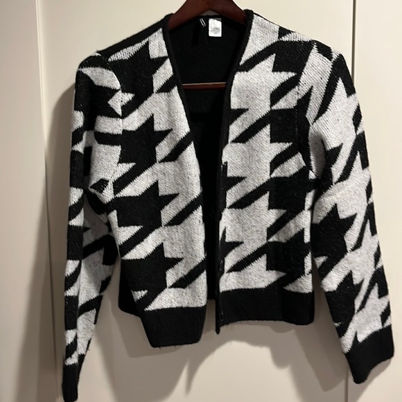 H&M cardigan, fun pattern, black and white size small runs oversized - Picture 1 of 3
